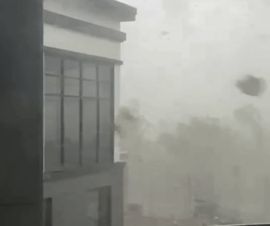 תיעוד דרמטי: טורנדו עוצמתי מעיף גג בעיר סיינט לואיס