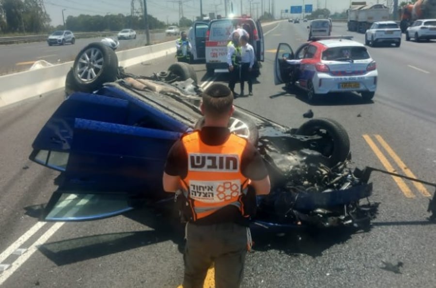 רכב התהפך באמצע הכביש הסואן: בת 35 חולצה ופונתה