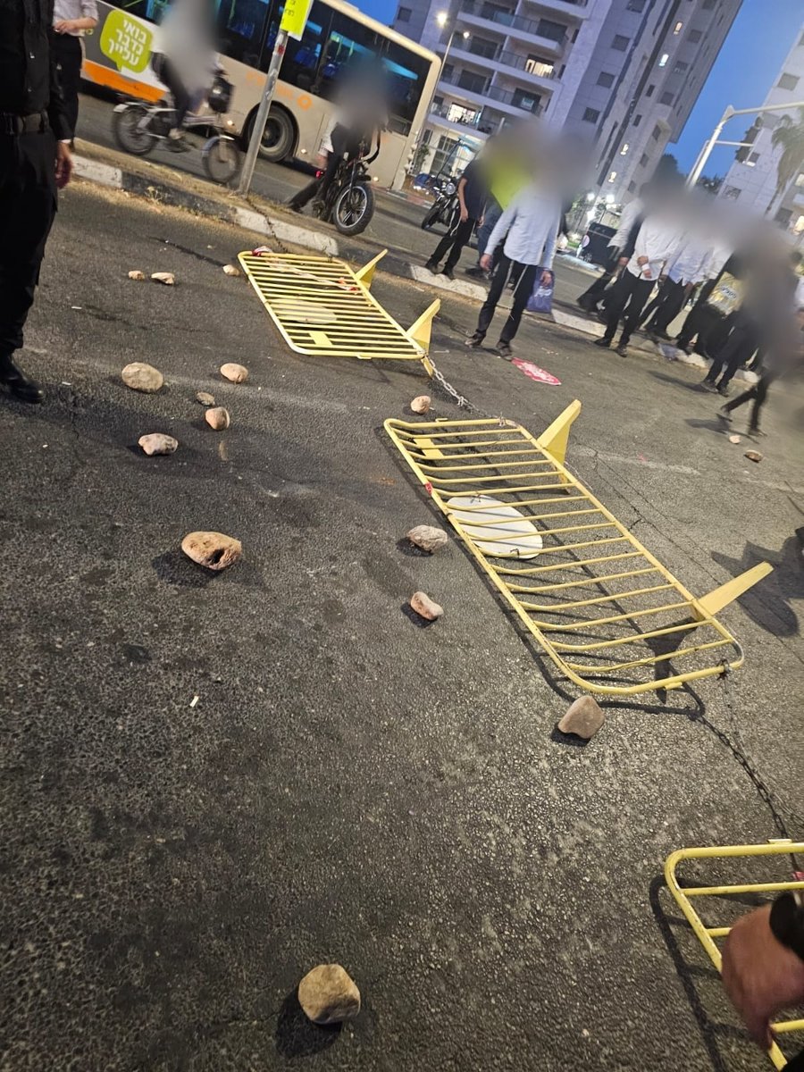 המפגינים בכניסה לבני ברק "זרקו צווי גיוס לבור האסלה" | תיעודים סוערים