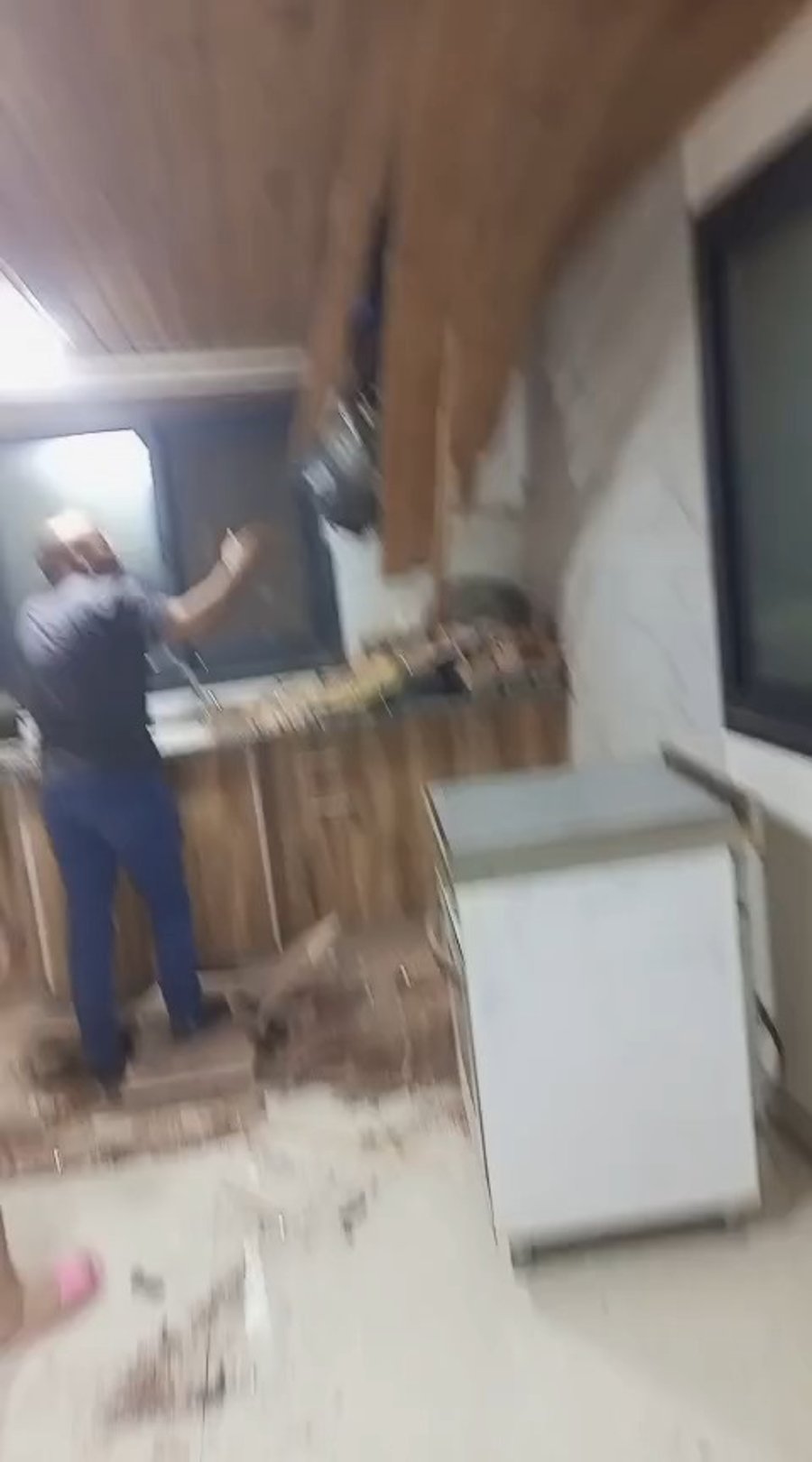 מתוך  הבית בו נפלו רסיסים מטיל היירוט באזור חדב אל-אלקא בעיר דורה