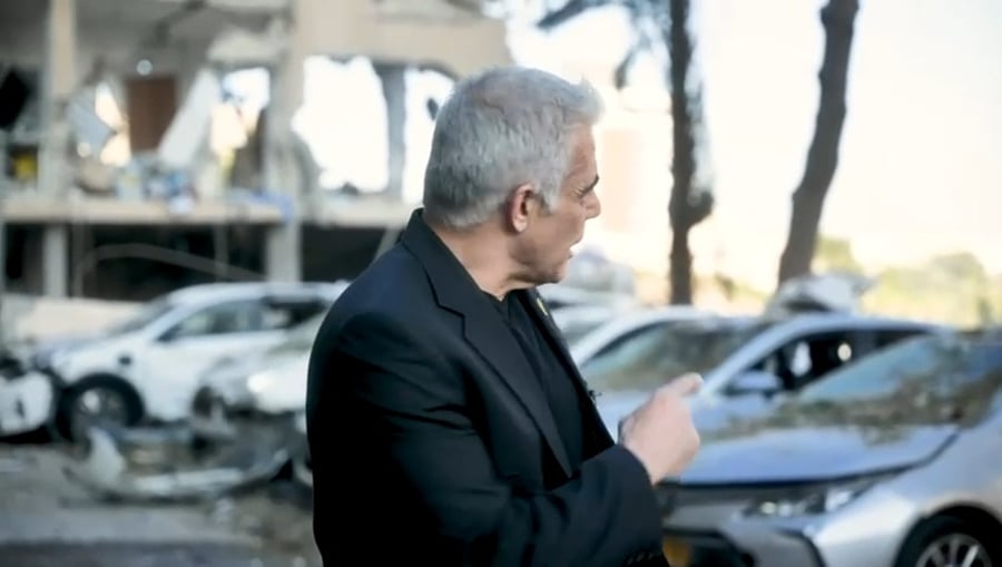 לפיד הגיע לזירת הנפילה בעיר רחובות ושיגר מסר: "אנחנו עם אחד עם מטרה אחת"