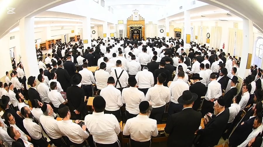 עצרת תפילה בישיבת מיר