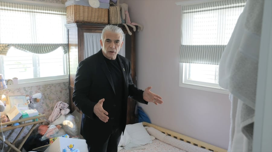 לפיד בדירת בנו בתל אביב