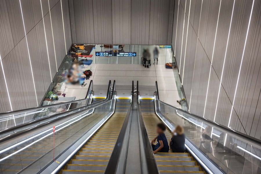 אזרחים תופסים מחסה לילי בתחנת הרכבת הקלה בתל אביב