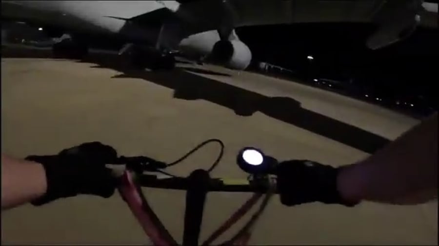 אירוע חריג בבריטניה: פעילים פרו פלסטינים חדרו לבסיס חיל האוויר המלכותי והזיקו למטוסים | צפו