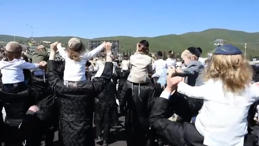 ריקודים עם ילדי החלק׳ה במתחם ההילולא המורחב (89)