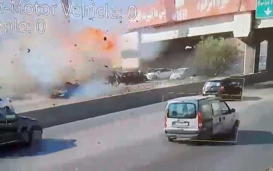 באור יום: רכבו של המחבל הופצץ באמצע כביש סואן | תיעוד חריג מלבנון