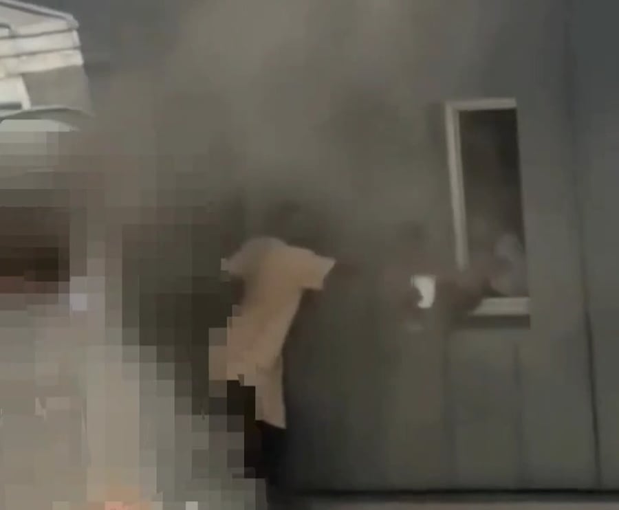 גיבור היום: השכן האמיץ תועד מוציא ילדים מבית בוער בלב פריז | צפו