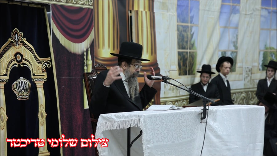 האדמו"ר מתולדות יהודה סטוטשין, במסירת שיעור חסידות בירושלים