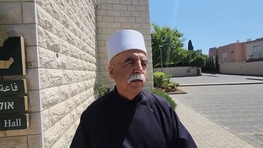 שייח' ריאד חמזה בשיחה עם ישראל שפירא על הדרוזים בסוריה במהלך סיור בנבי אל חאדר