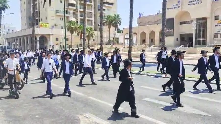הפגנות סוערות בפתח תקווה בעקבות מעצר בחור הישיבה | תיעוד