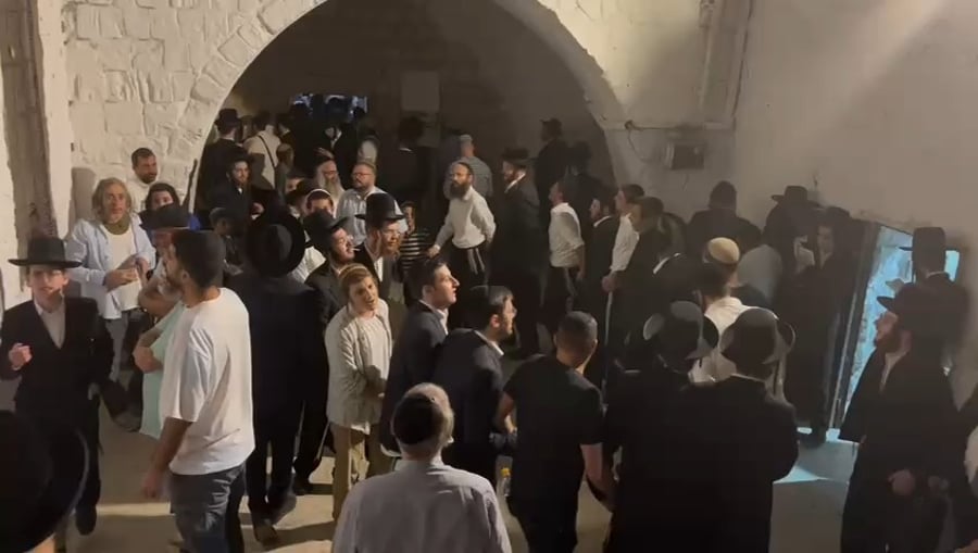 הריקודים בקבר יוסף, הלילה