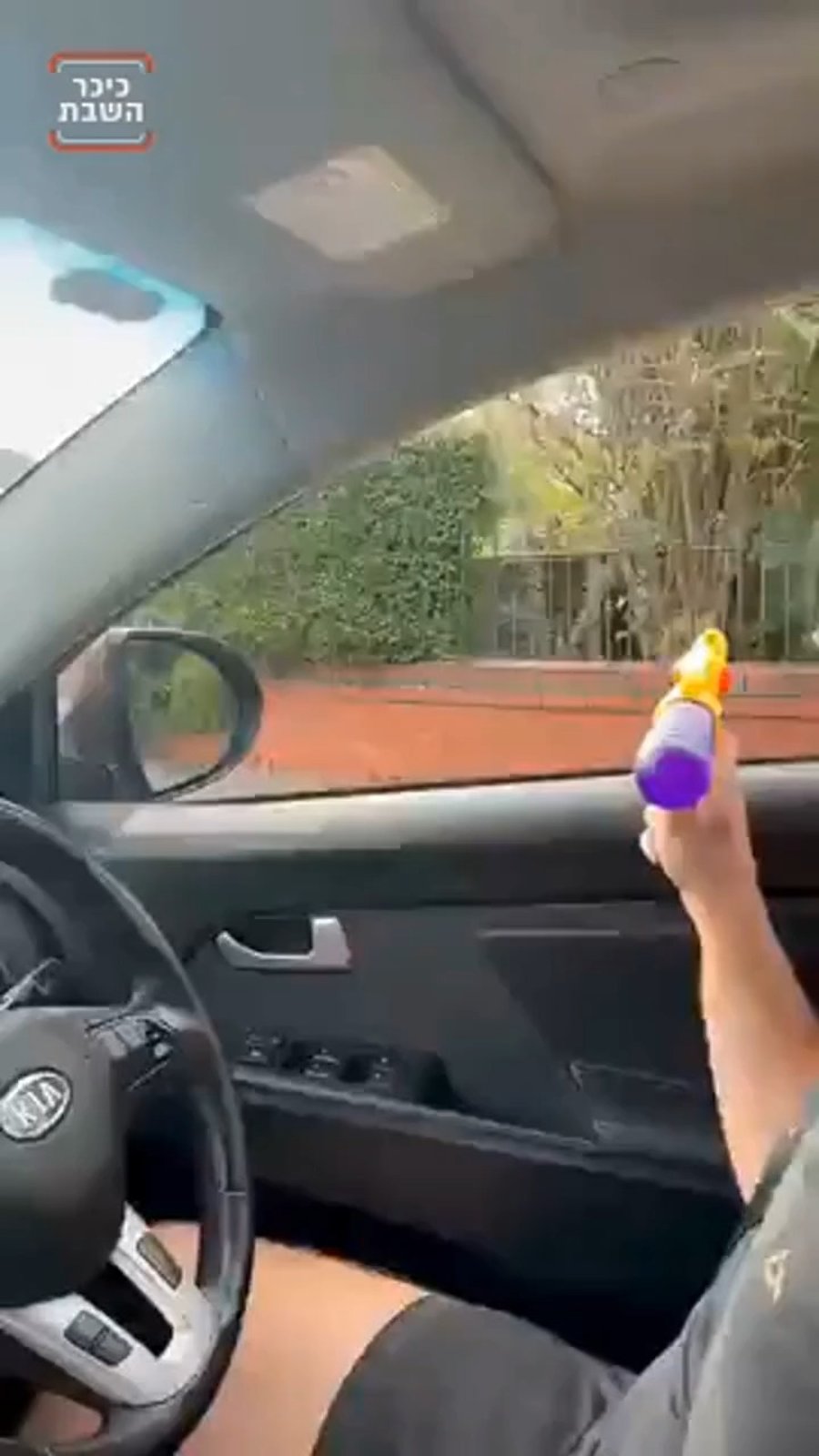 משפריץ מים על עוברי אורח חרדיים