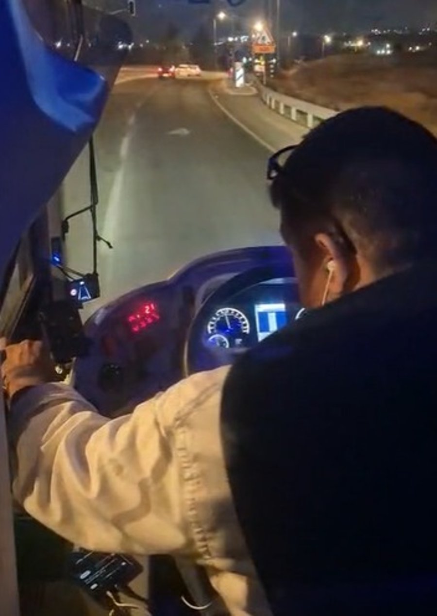 תיעוד מטריד: נהג האוטובוס שקוע בצפיה בסרט תוך כדי נסיעה בכביש מהיר