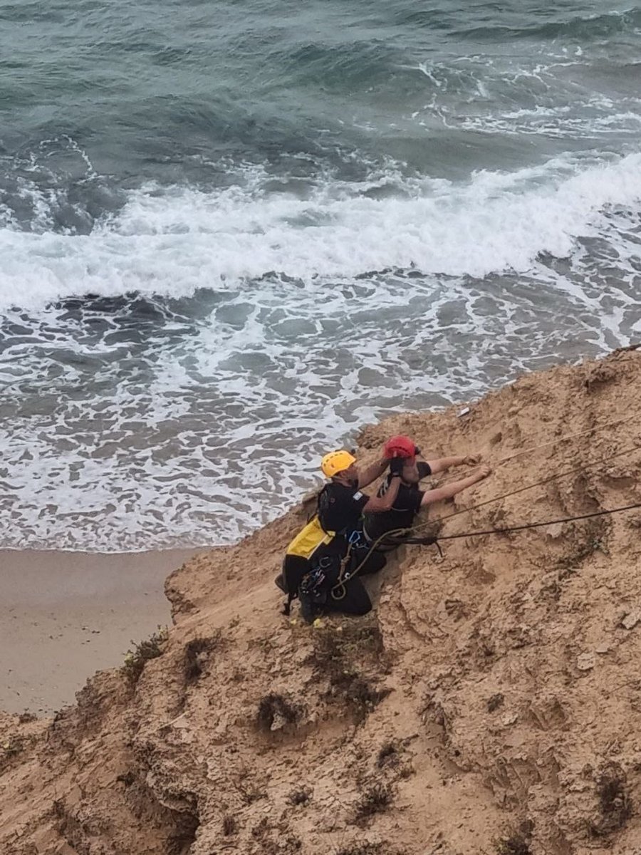 לפנות בוקר: חילוץ מורכב של שני נערים ממצוק תלול בארסוף