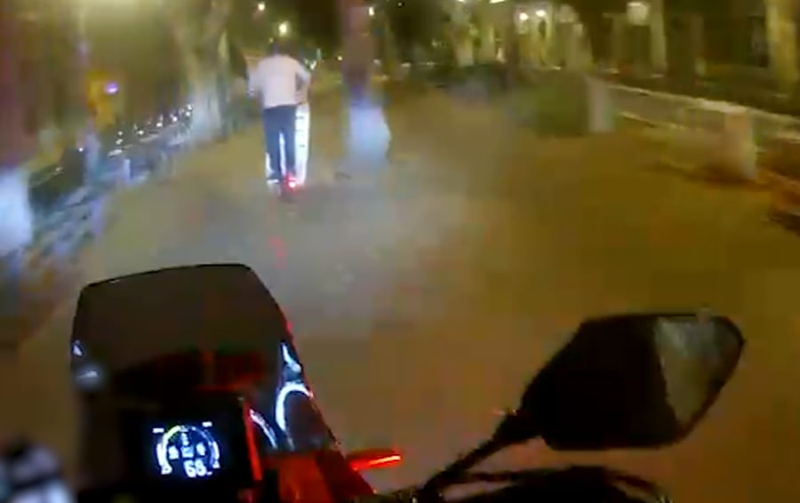 הגנב ניסה להימלט על גבי קורקינט; השוטר האופנוען השיג אותו במהירות