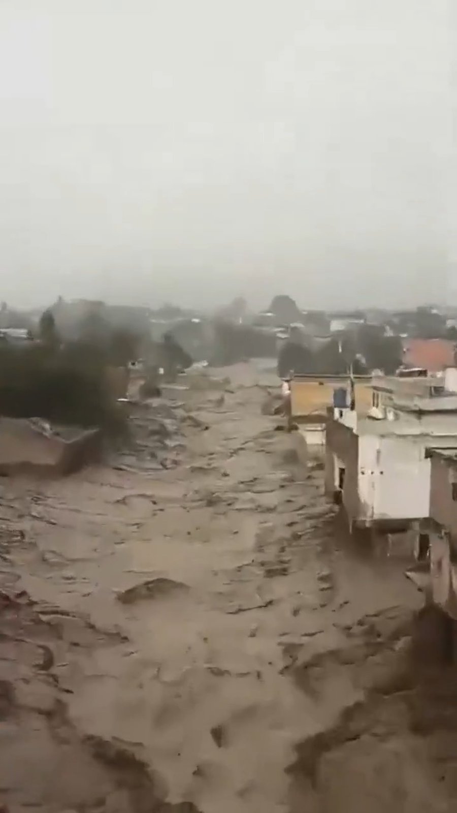 מעל 850 הרוגים בשיטפונות בפקיסטן - ושר ההגנה מציע לראות במים "ברכה"