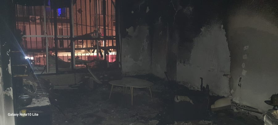 באמצע הלילה: שריפה פרצה בבניין המגורים, 8 דיירים חולצו בבהילות
