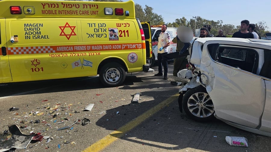 פצועים בתאונה בדרום: שלושה רכבים התנגשו, בת 60 נהרגה