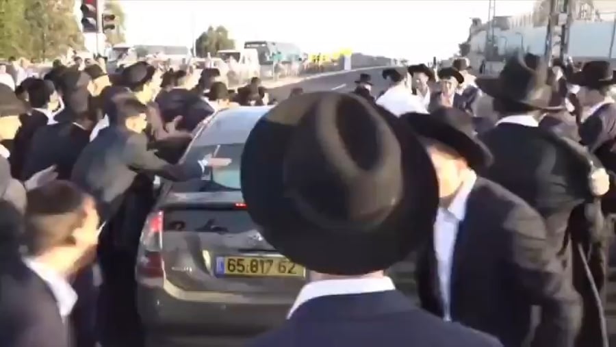 ממשיך בנסיעה כשהבחור על גג הרכב