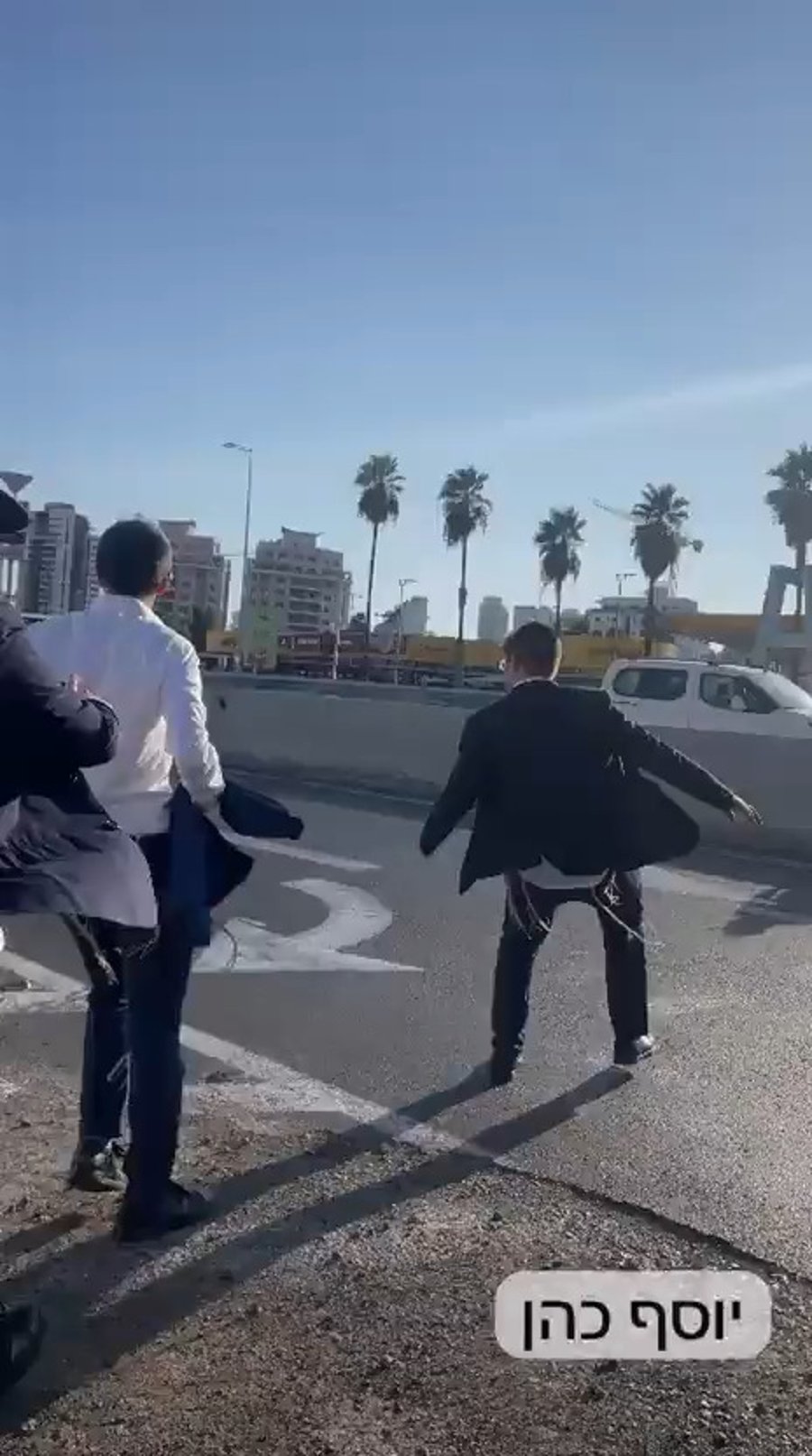 רגע חסימת הכביש ע"י המפגינים