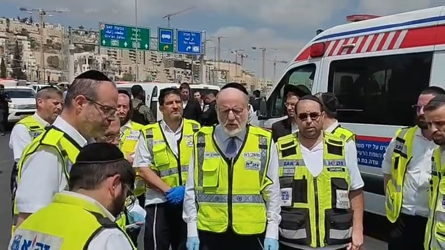 בבכי ובכאב: מתנדבי זק"א באמירת קדיש מצמררת לאחר סיום הטיפול בקדושים | צפו