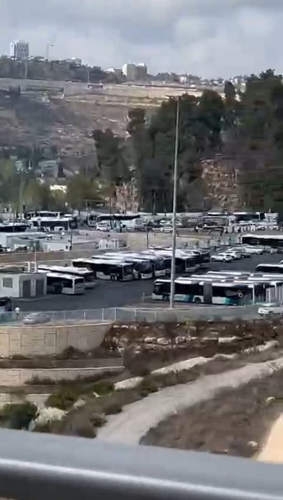 יריות ללא הפסקה ועשרות אנשים נמלטים בבהלה | תיעוד ראשוני מפיגוע הירי