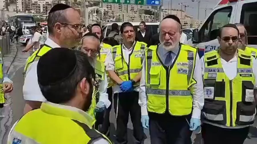 בסיום מלאכת הקודש בזירה: מתנדבי זק"א באמירת קדיש במקום הפיגוע