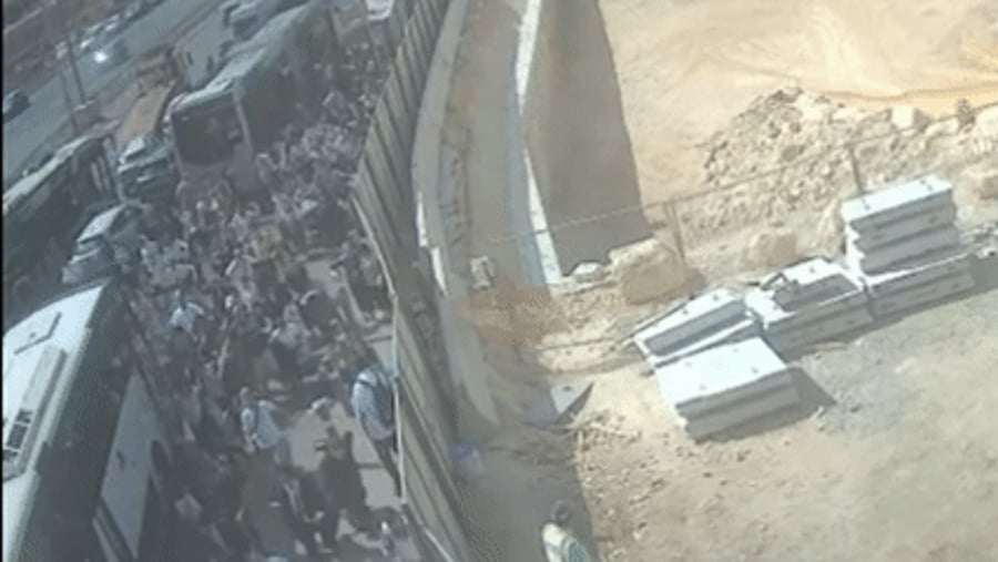 תיעוד דרמטי: האברך החרדי רץ ראשון, חותר למגע ומחסל את המחבלים | צפו