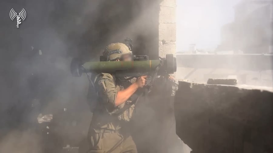 תיעוד דרמטי מתוך עזה: הלוחמים מכוונים מתוך המבנה - ומשגרים אש