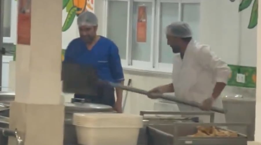 מחלק אוכל עם.. את חפירה