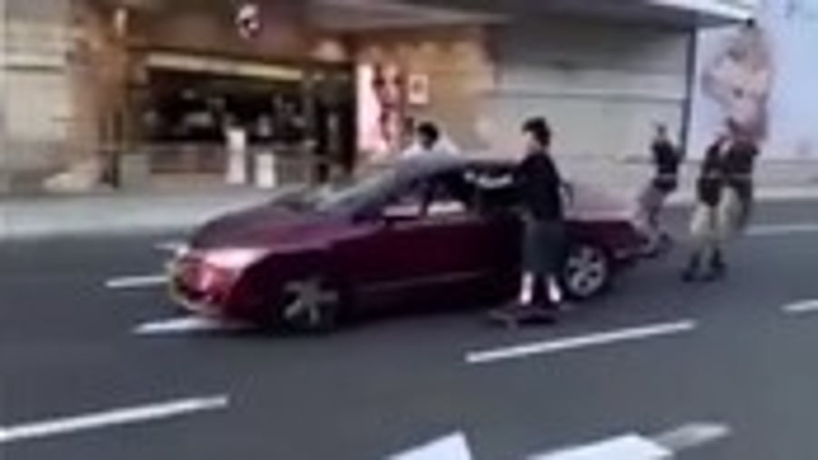 התיעוד והסערה: נוסע ביום כיפור וגורר ברכב נערים על סקייטבורד | צפו