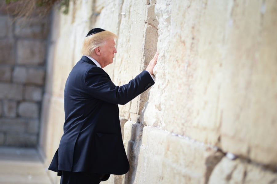טראמפ בביקורו בכותל המערבי