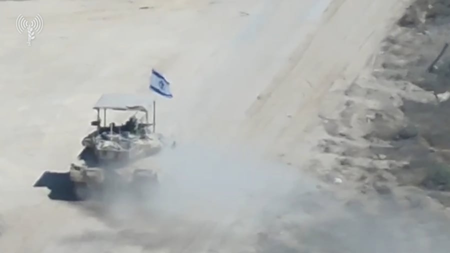 עם דגל ישראל גדול: הטנקים מתמקמים בעמדות החדשות בעזה | צפו
