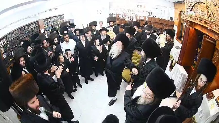 האדמו"ר מקוזמיר בשירת 'יש בורא עולם'