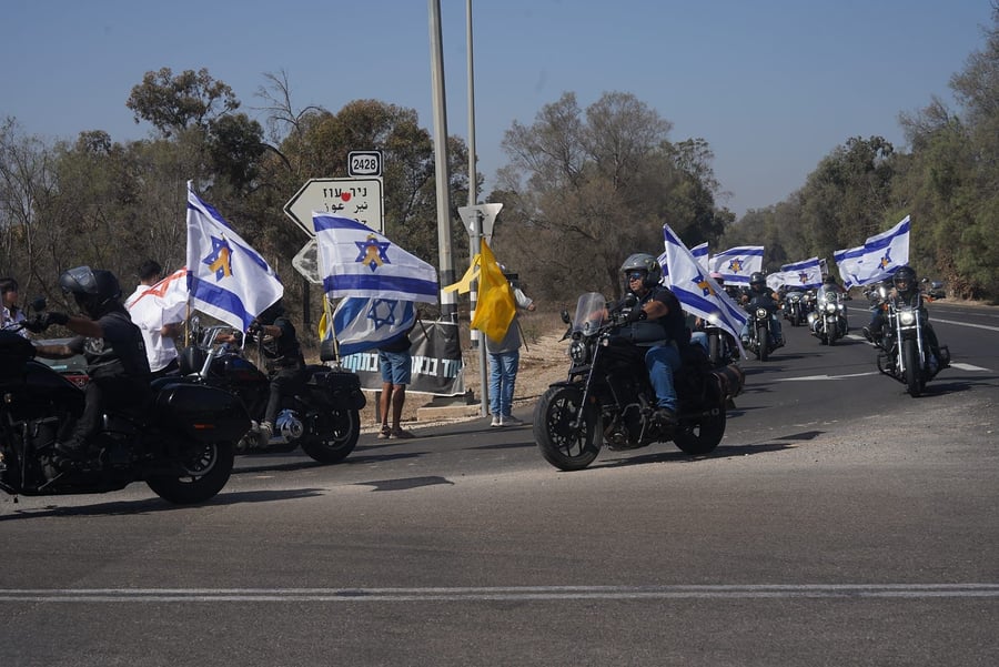 ציבור רב מלווה את רונן אנגל ז״ל בדרכו האחרונה, עשרות אופנוענים מובילים את מסע הלוויה