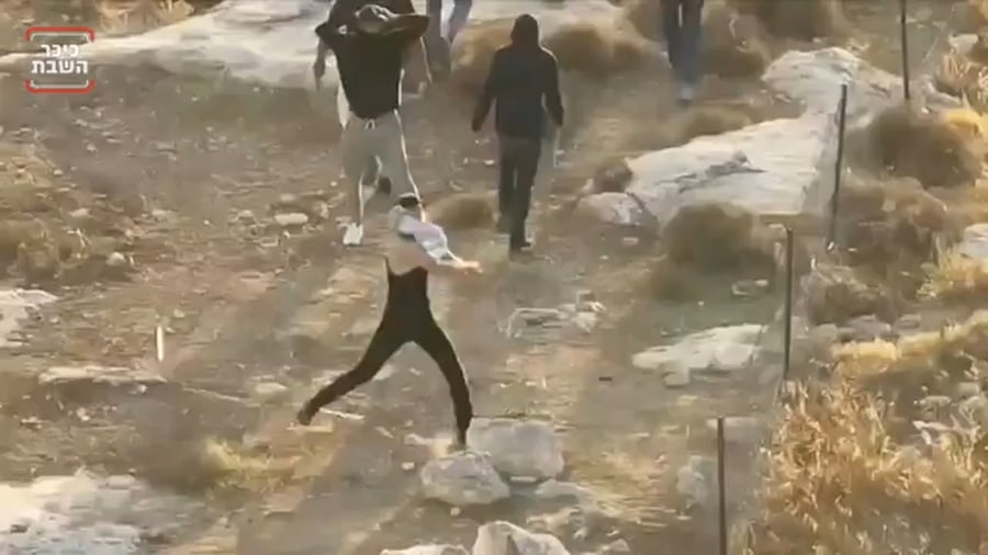 מיידים אבנים על המתיישבים