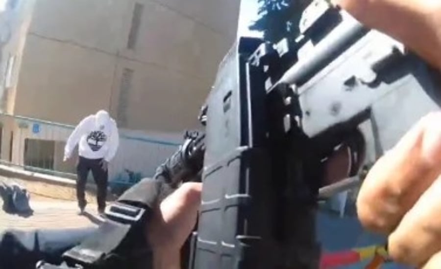 תיעוד דרמטי: השוטר צורח על החשוד כמחבל - "שכב על הרצפה!"