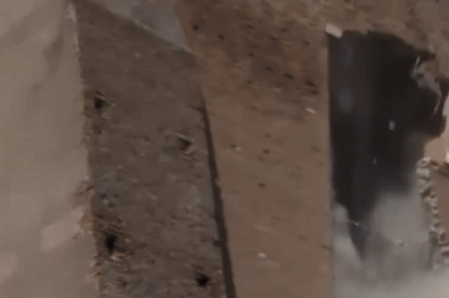 מול תושבים המומים: המגדל העתיק בן מאות שנים - התפורר וקרס לפתע | תיעוד דרמטי