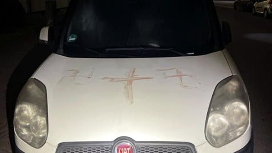 צלבי הקרס כפי שאותרו בזירה