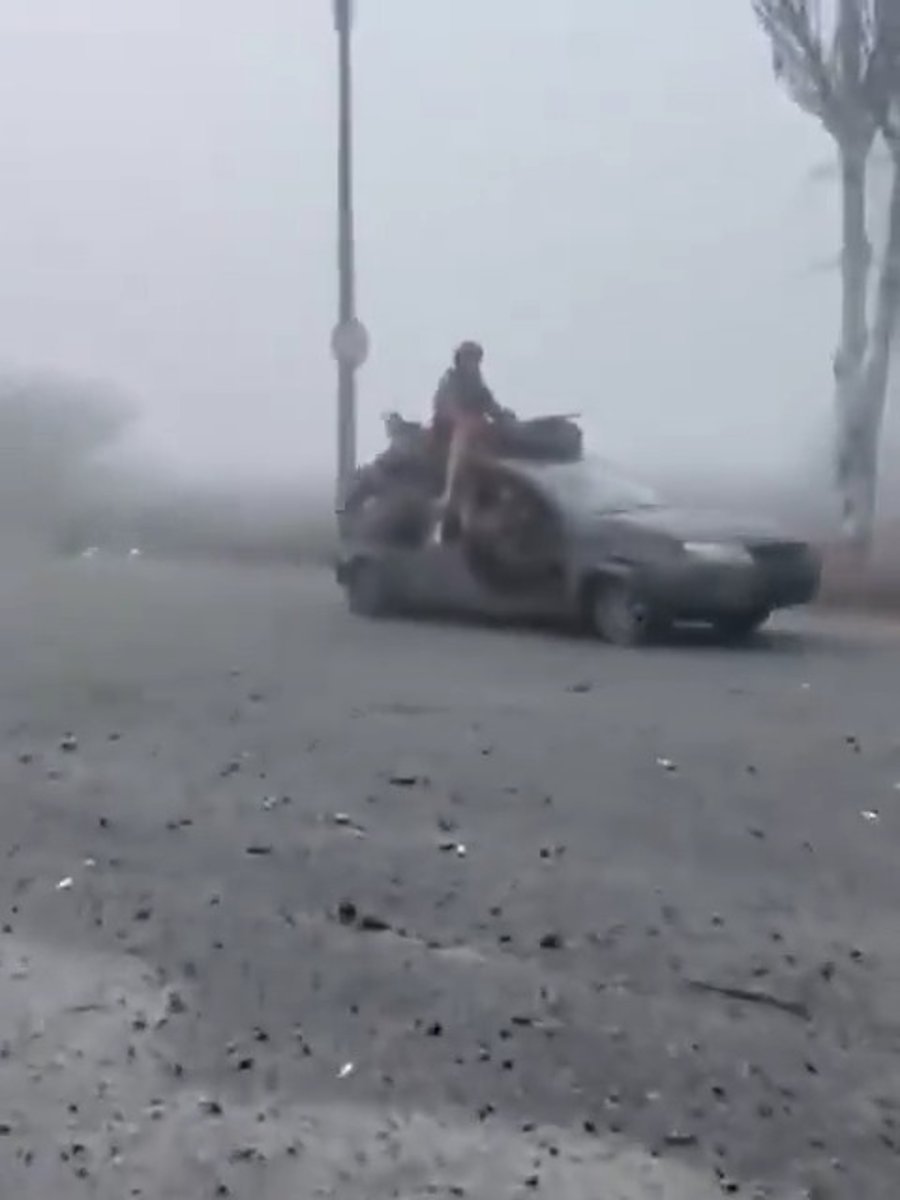 מעצמה או ארגון גרילה? הכוחות הרוסיים פולשים לפוקרובסק על אופנועים ורכבים מרוסקים