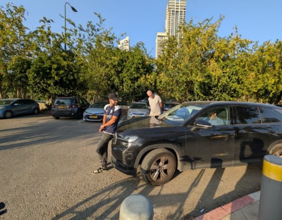 פעיל הימין מרדכי דוד חוסם את רכבו של ח"כ גלעד קריב