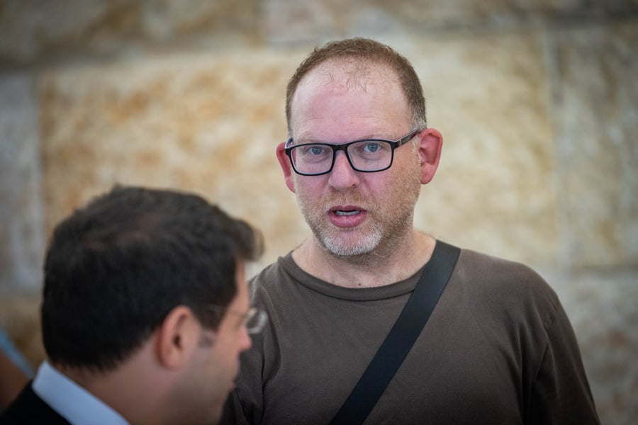 פרשת דחיפת העובדת: העיתונאי אביעד גליקמן זומן לחקירה במשטרה
