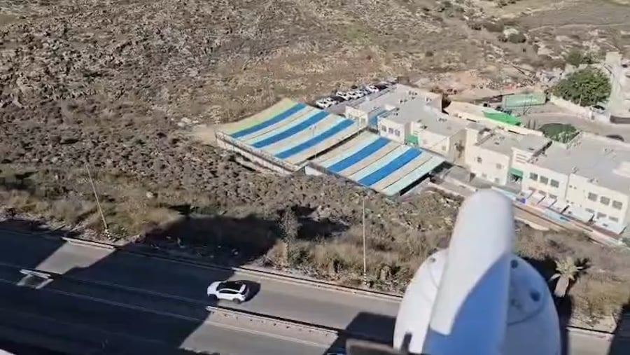 השוטרים מסירים את המצלמות בכפר כנא