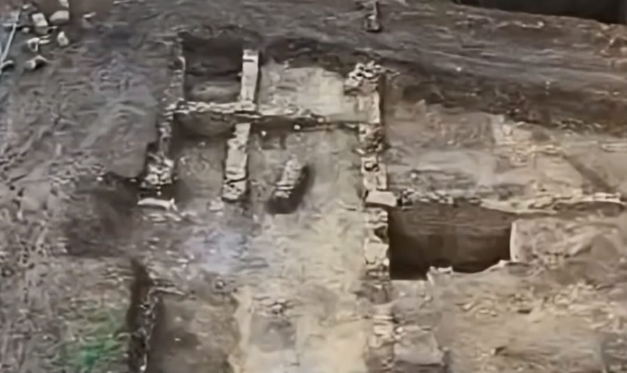 בסך הכל רצה לשפץ: חצר ביתו של צרפתי הפך לאתר ארכיאולוגי בעקבות אוצר רומאי יקר