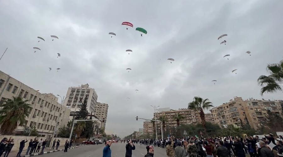 מצנחים בצבעי הדגל הסורי החדש