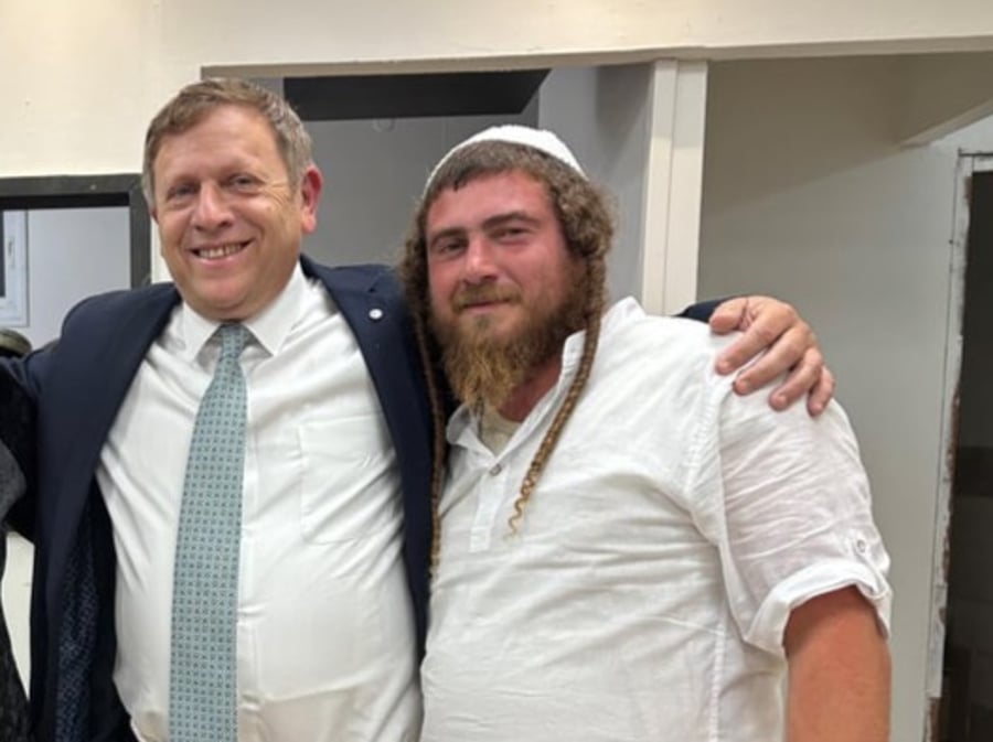 יהושע גילביץ עם האב השכול חגי לובר