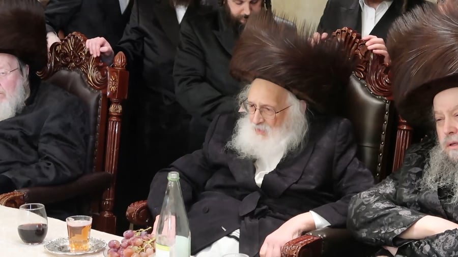 ישראל אדלר מזמין את האדמו"ר מהורדנקא לריקוד לפני הכלה