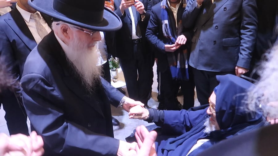 האדמו"רים רבי ברוך אבוחצירא ורבי יחיאל אבוחצירא בריקוד בשמחה