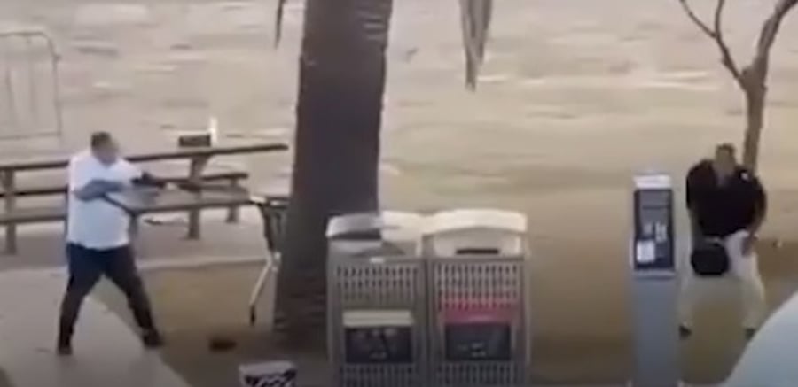 מכוון את הרובה לעבר המחבל